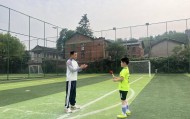 雷竞技app下载-川超自贡球员现身塘坎上小学足球决赛 寄语学子：“享受比赛，勇敢踢球！”