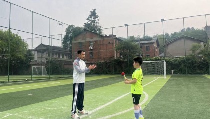 雷竞技app下载-川超自贡球员现身塘坎上小学足球决赛 寄语学子：“享受比赛，勇敢踢球！”